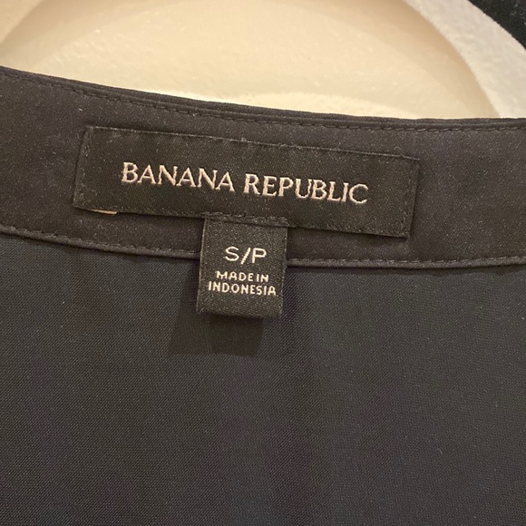Banana Republic Black V-Neck Tank Top Blouse - Picture 3 of 3